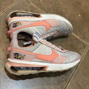 Nike Air Max Pre-Day SE Sun Club Trainers! Size 9